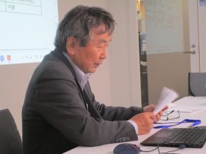 報告する氣賀澤保規氏